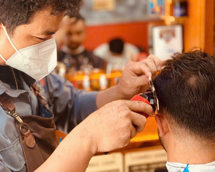 Út Hiền Barbershop cắt tóc cho anh tây người nước ngoài